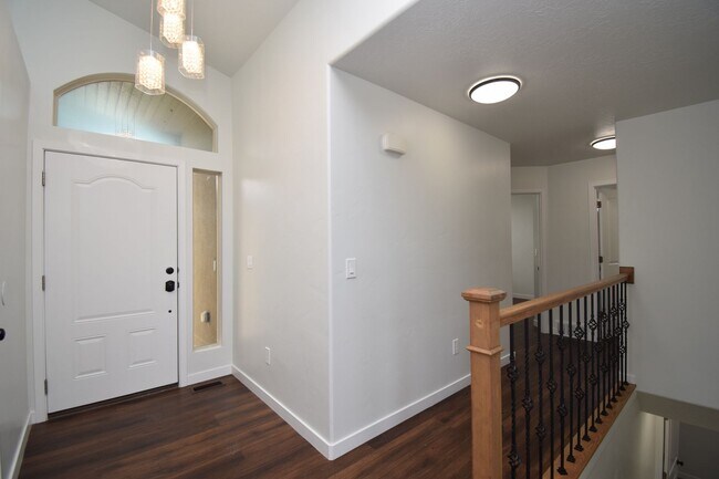 Foto del edificio - Newly Remodeled Magna Gem with New Appliances & Easy Freeway Access!!