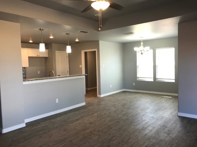 Building Photo - 3/2 In Willow Bend!