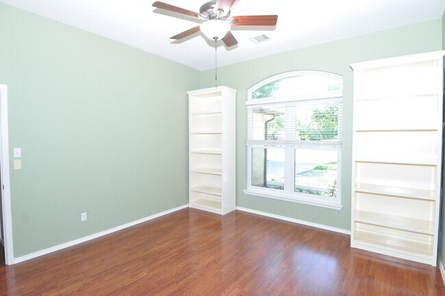 Building Photo - Amazing 3 bedroom, 2 bath home with an off...