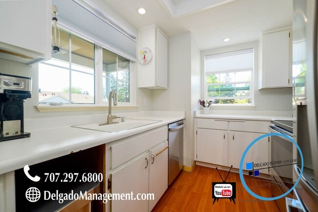 Building Photo - Benicia! Gorgeous two bedroom condo with d...