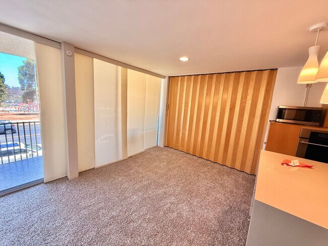Foto del edificio - Mid-Century Modern Condo with Views of Balboa Park - 2 Bed x 2 Bath with Parking
