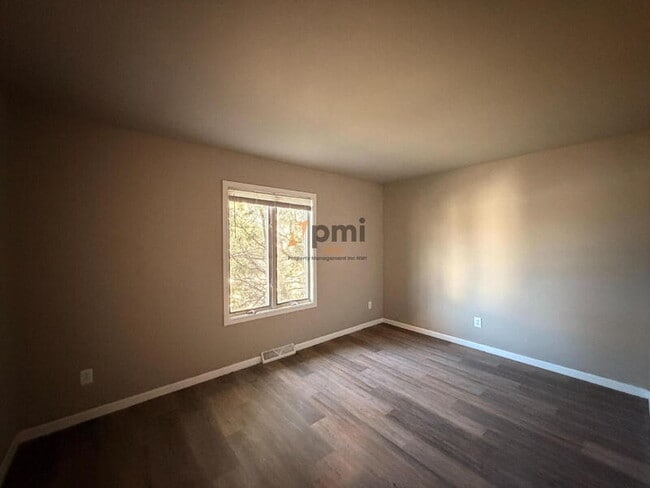 Building Photo - 160 Meadows Cir