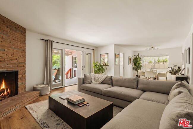 Foto del edificio - 4442 Beeman Ave