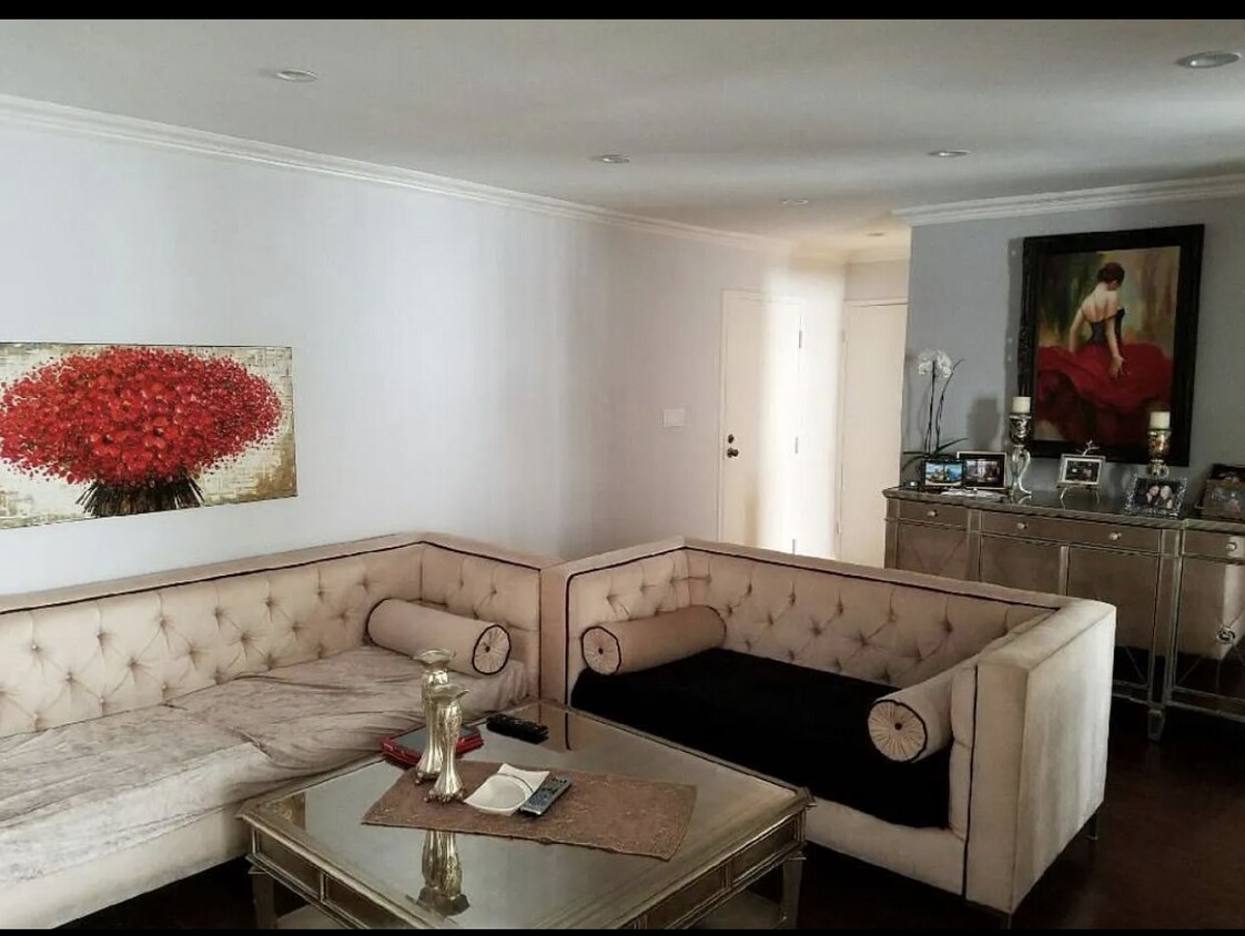 Living Room - 1339 N Columbus Ave