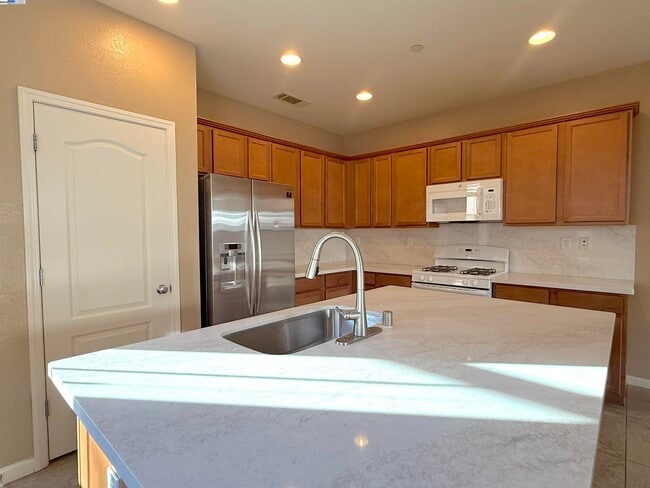 Building Photo - 137 W Questa Trail