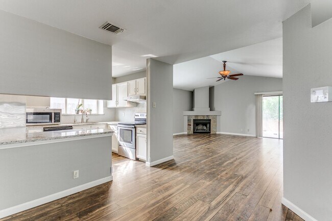 Foto del edificio - UPDATED 3-BEDROOM HOME IN SPRING MEADOW