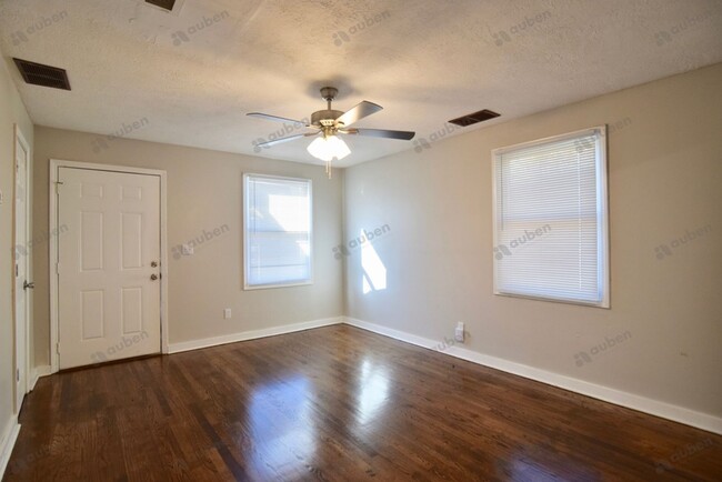 Building Photo - Charming 2-Bedroom Home Off Deans Bridge R...