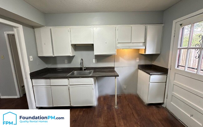 Building Photo - 3803 Hyacinth Dr