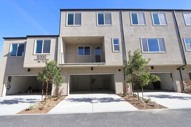 Building Photo - 5202 Sunset Wave Dr