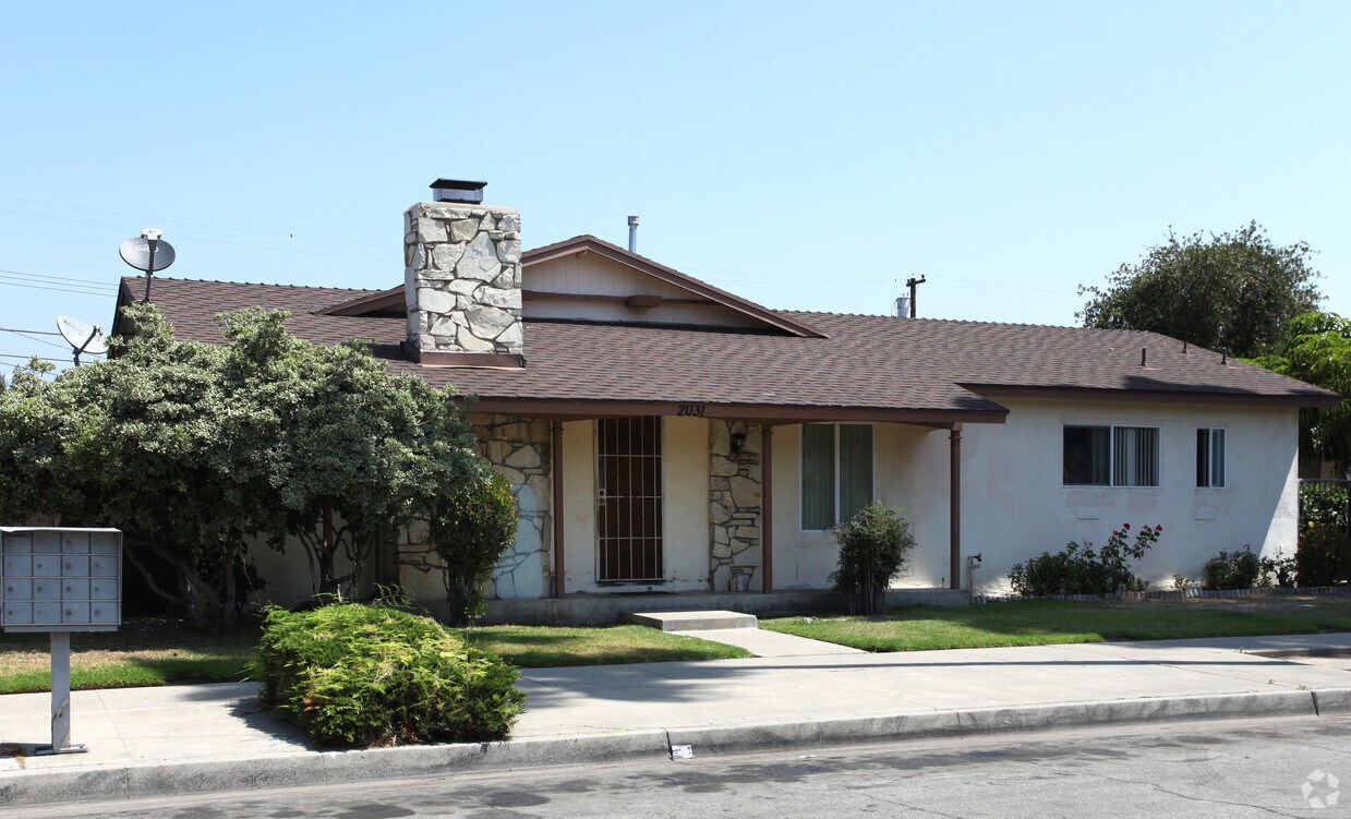 Primary Photo - 2031 E Almont Ave
