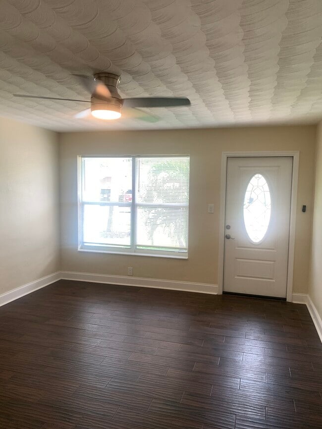 Building Photo - REMODELED 2 BR, 1 BATH 1 CAR GARAGE !