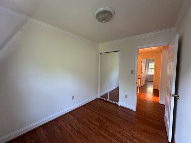 Foto del edificio - 6352 Montrose Rd