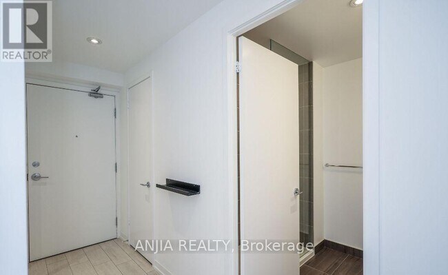 Photo du bâtiment - 898 Portage Pkwy