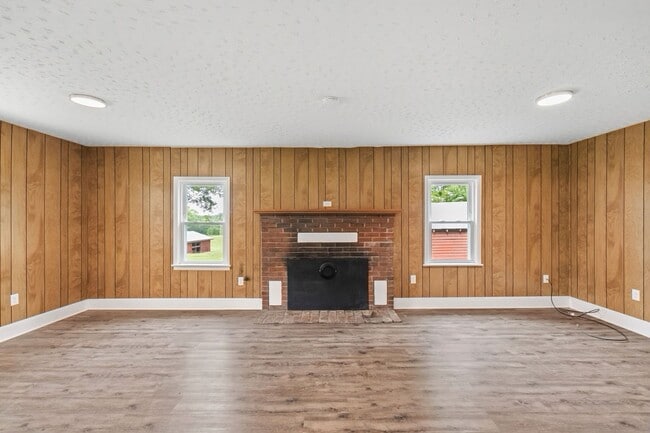 Building Photo - 1457 Caledon Rd