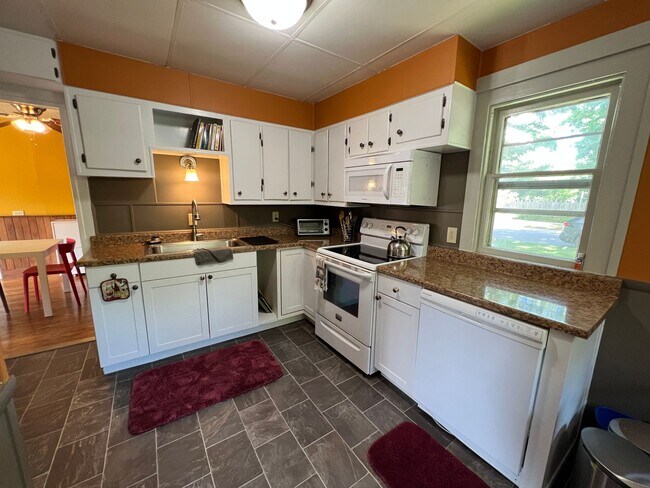 Foto del edificio - Lovely Furnished Home Available September ...