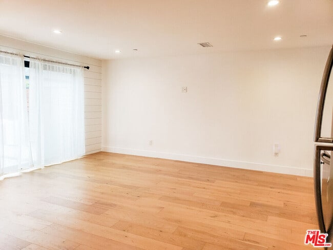 Building Photo - 11221 Hannum Ave