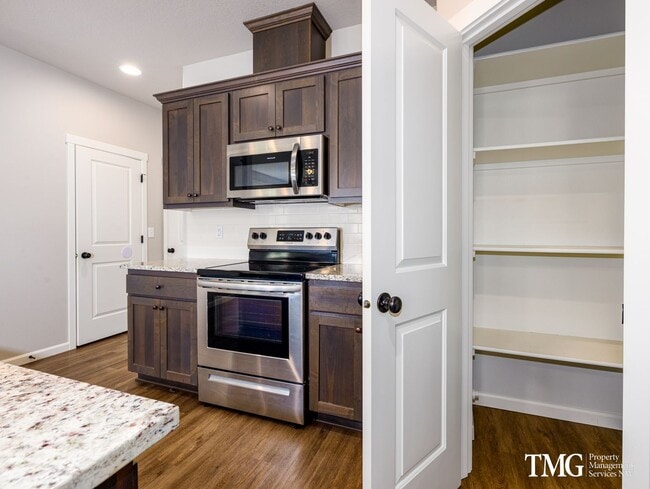 Foto del edificio - End-Unit Townhome - Modern Finishes - 2 Ca...