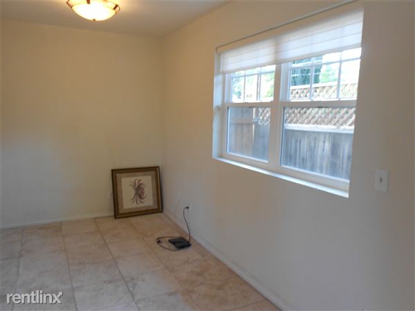 Building Photo - 880 Santa Rita Ave