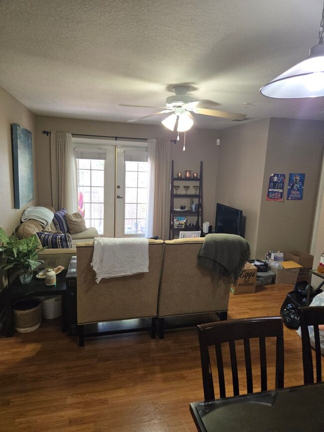 Foto del edificio - Room for rent in a 4BA/4BR condo walking d...