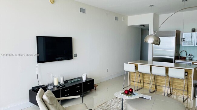 Building Photo - 2020 N Bayshore Dr