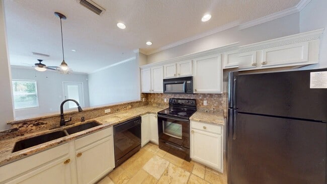 Building Photo - 2 BR 2 BA  TOWNHOME  -    Southern Creek S...