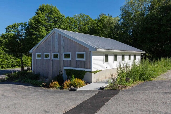 Foto del edificio - 241 Knights Pond Rd