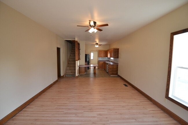 Building Photo - Remodeled 3-4 bedroom, open floor plan, Ne...