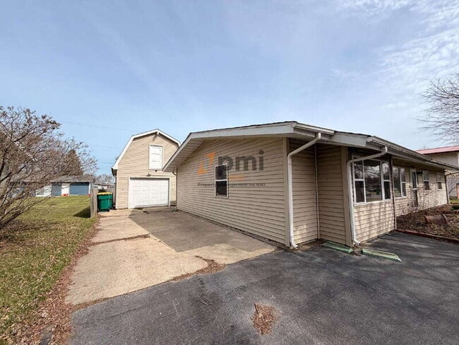 Foto del edificio - 425A Sherman Dr