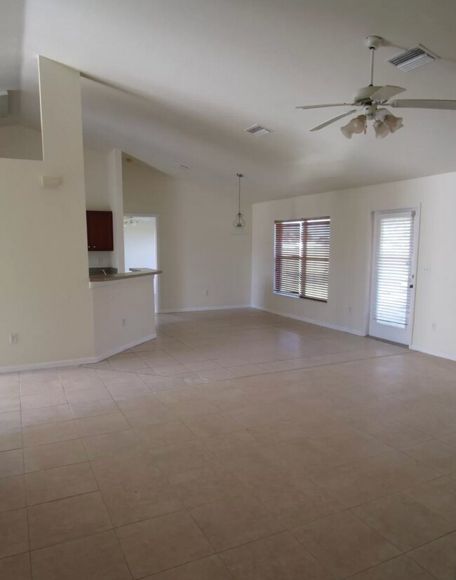 Foto del edificio - 2415 NW 8th Pl