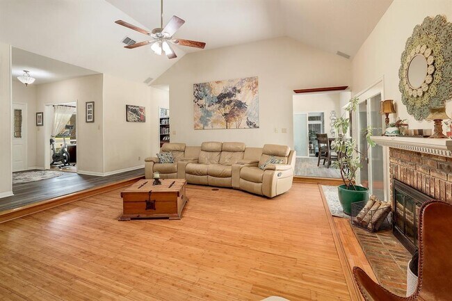 Building Photo - 1402 Creekview Dr