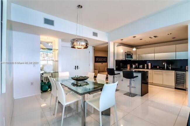 Foto del edificio - 17121 Collins Ave