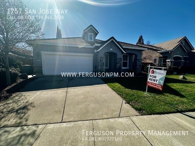 Primary Photo - Three Bedroom Home Close to Coyote Ridge E...