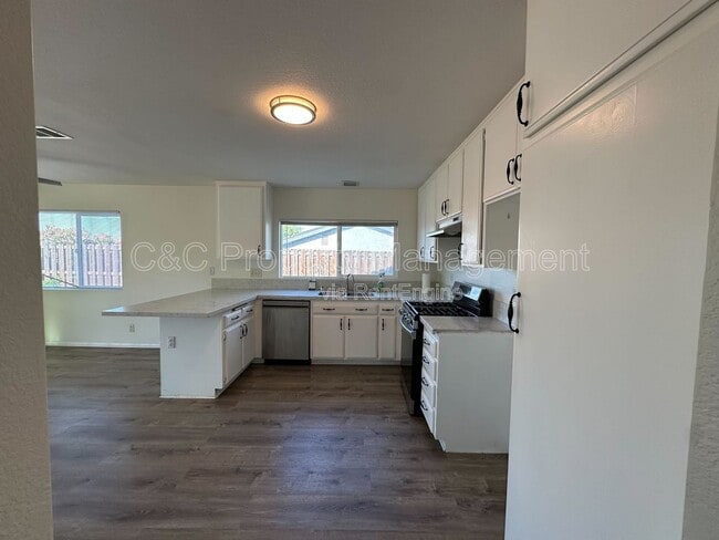 Building Photo - 823 Aspen St