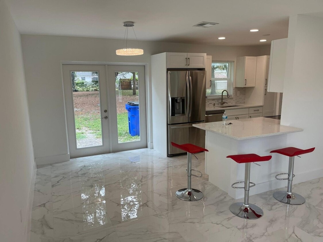 Foto principal - 372 NW 4th Ct