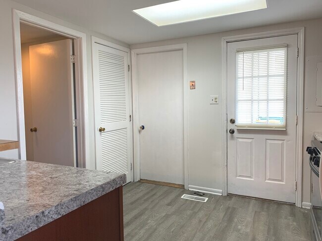 Foto del edificio - 318 Meadow Green Ln