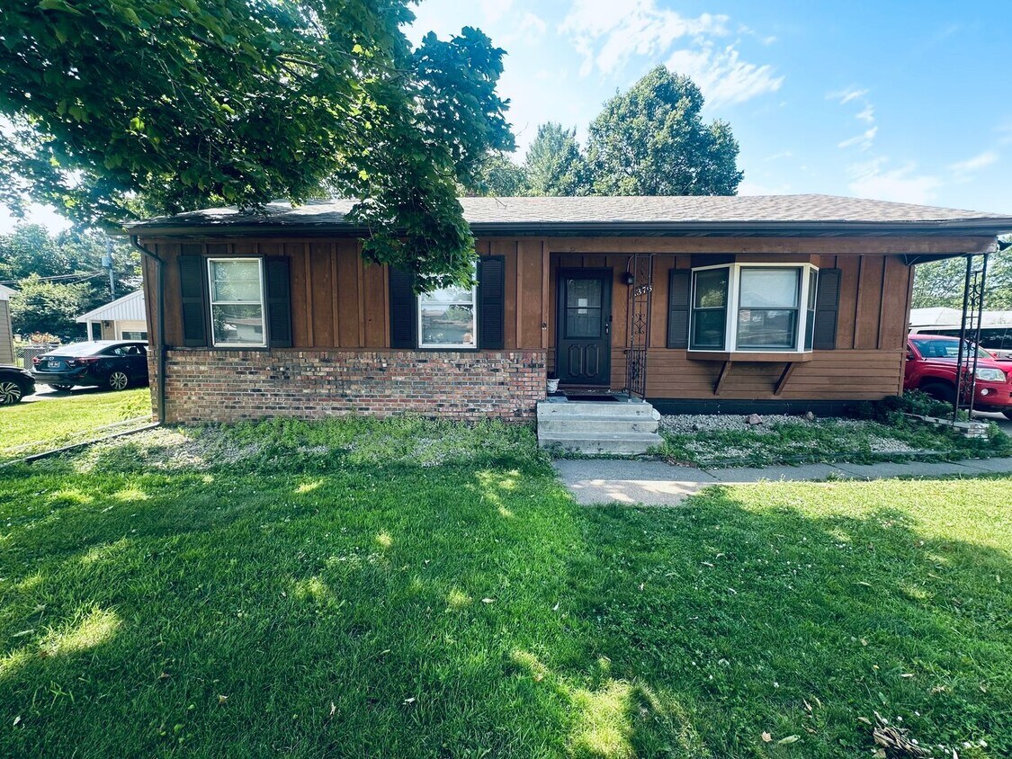 Primary Photo - Charming 3 Bedroom Home in Heart if Maplew...