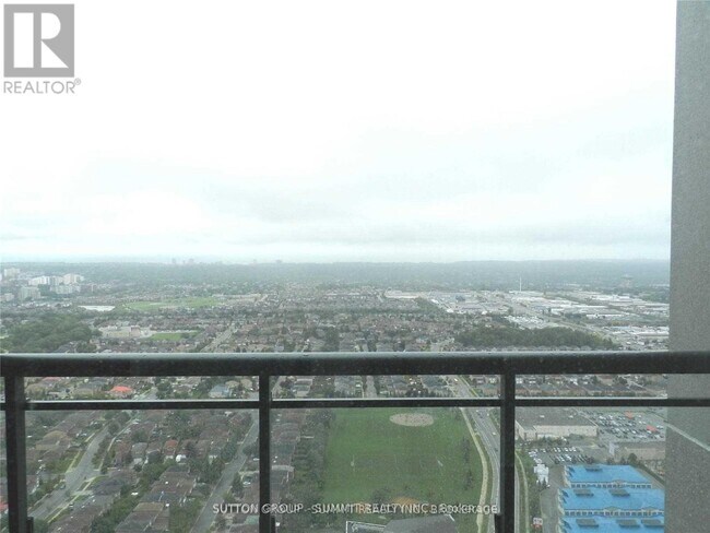 Photo du bâtiment - 3975 Grand Park Dr