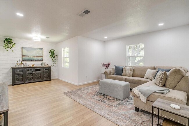 Foto del edificio - 1701 Larkspur Dr