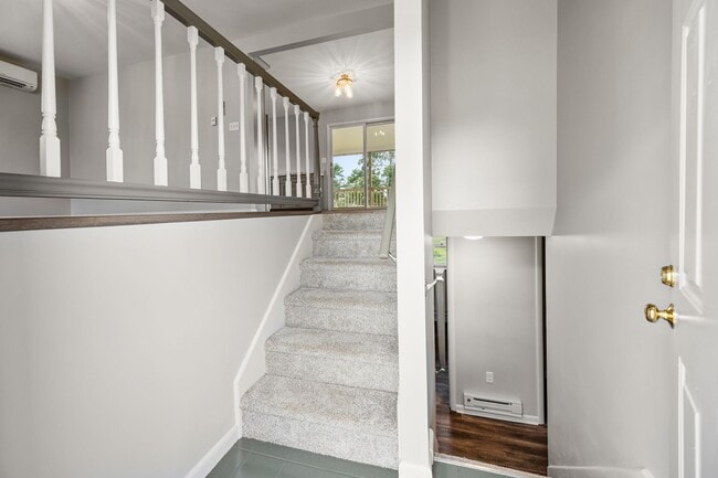 Building Photo - Charming Bi-Level for rent in Milford, $2,...