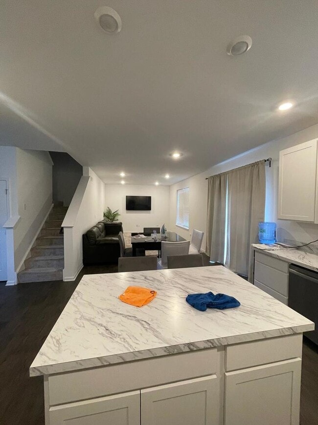 Building Photo - 1464 Collins St