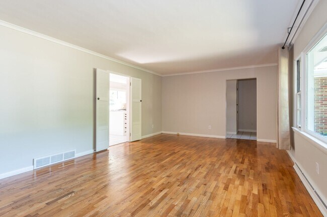 Foto del edificio - 3 bedroom 1.5 bath 1668 Sqft home just 1 m...