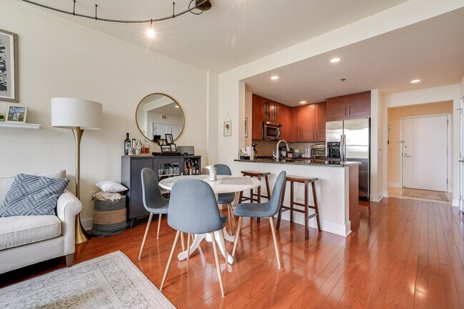 Foto del edificio - 1125 Maxwell Ln