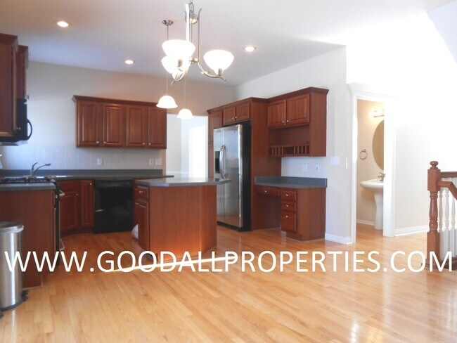 Foto del edificio - 4BR Urbandale Home with a 3-Car Garage, Deck & Fireplace