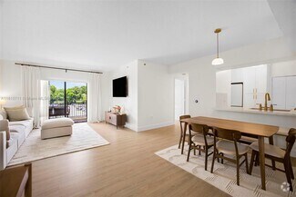 Building Photo - 9340 Fontainebleau Blvd