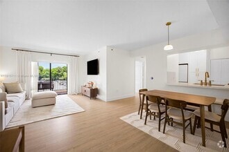 Building Photo - 9340 Fontainebleau Blvd