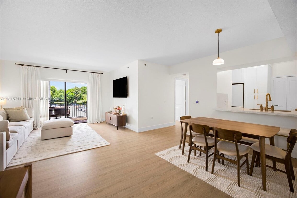 Foto principal - 9340 Fontainebleau Blvd