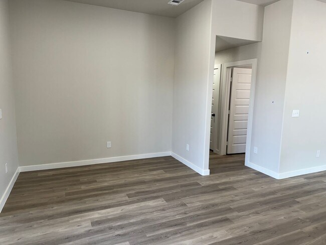 Foto del edificio - Located in the meadows Brand newer constru...