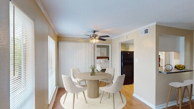 Building Photo - Venetian Apartamentos Houston