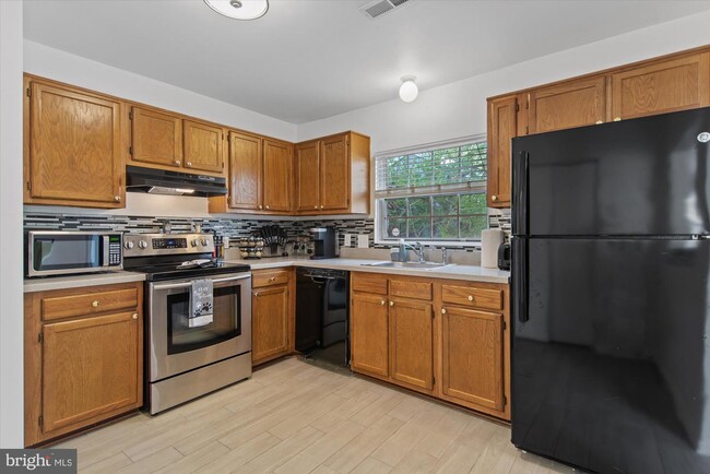 Building Photo - 3530 Easton Dr
