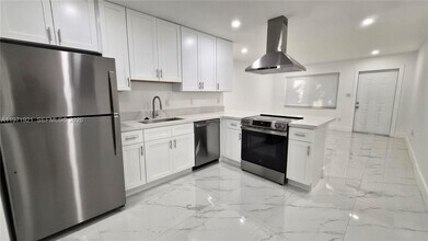 Building Photo - 1825 Scott St